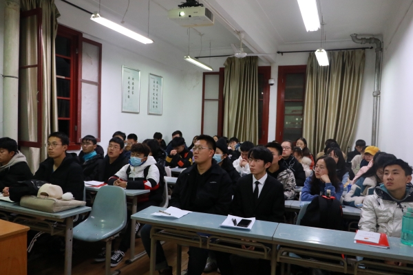 1c83f4e93ded462ab3f4a606119fdf22.jpg 唐宁老师及20级员工干部认真听讲.JPG