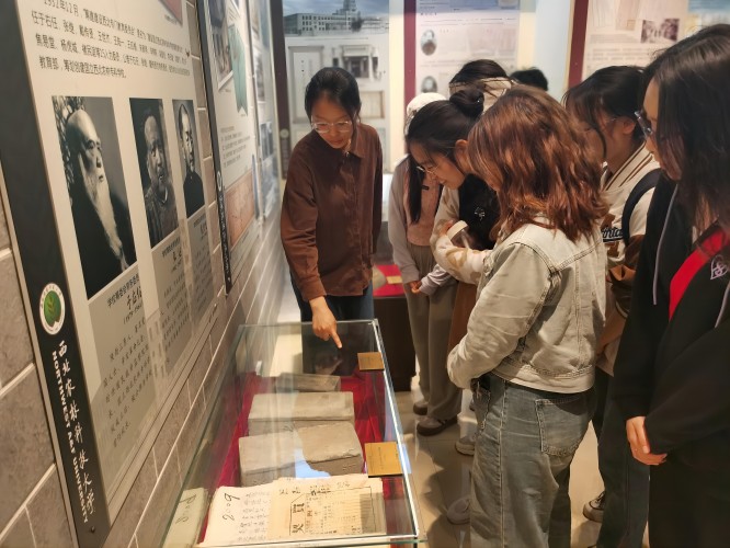 图1 宣讲团同志讲解(宽度500).jpg