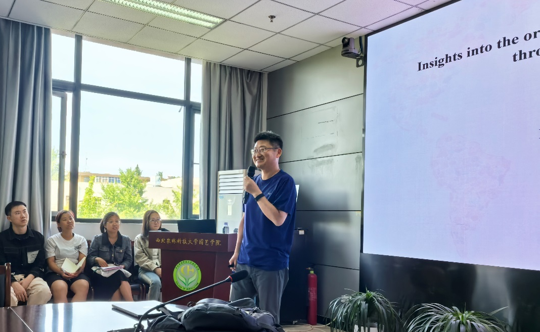 报告会现场1.png