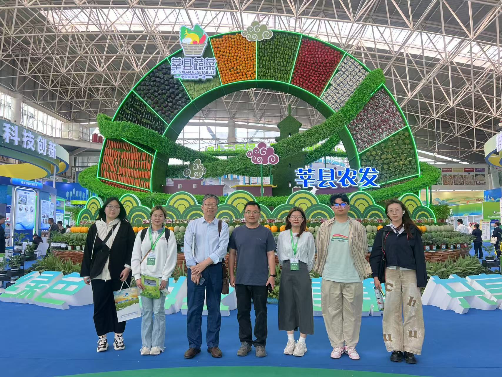 师生参加第十三届绿色瓜菜菌博览会.jpg