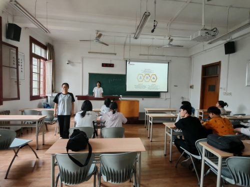 图2：同学们在进行指挥盲行环节.jpg