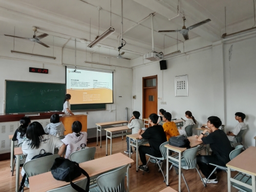 图1：李豪瑛同学讲述当前青少年心理健康状况.jpg