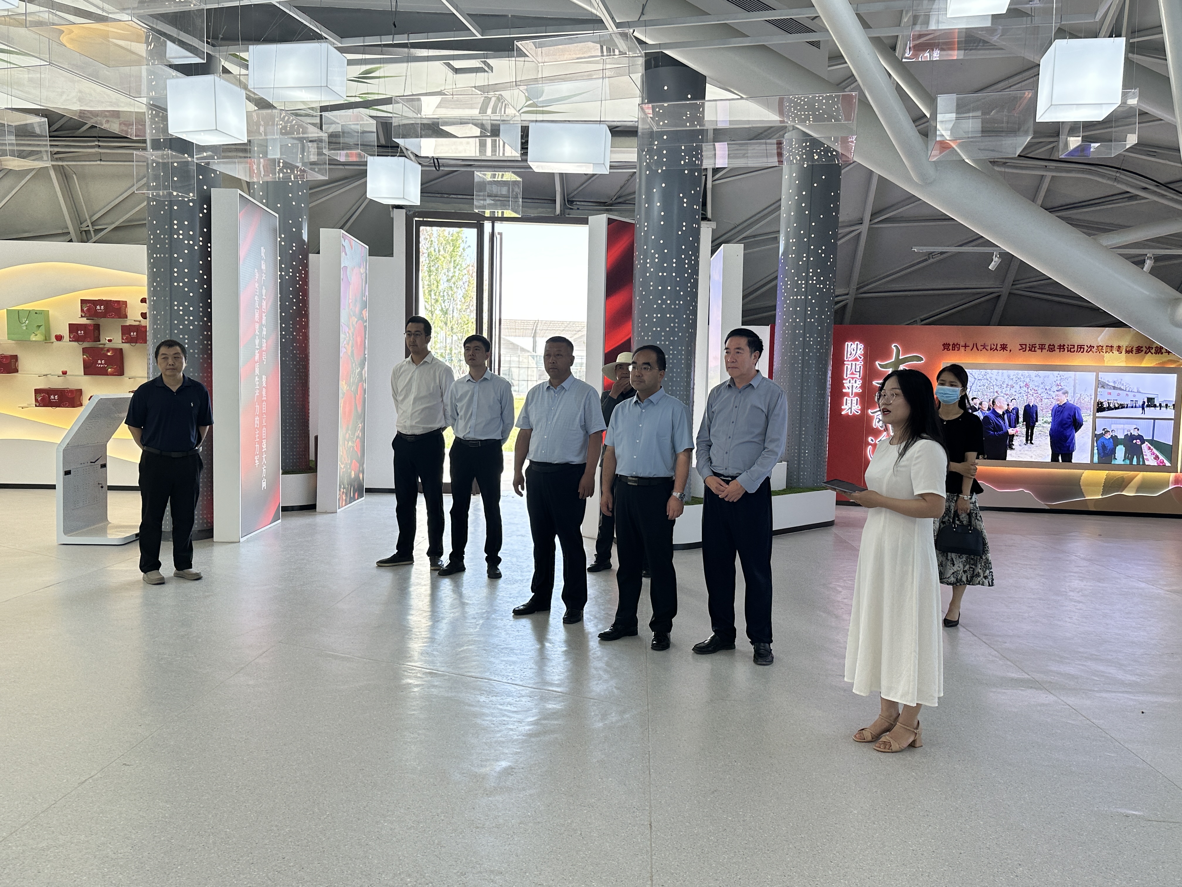 参观果育研究院展厅.jpg