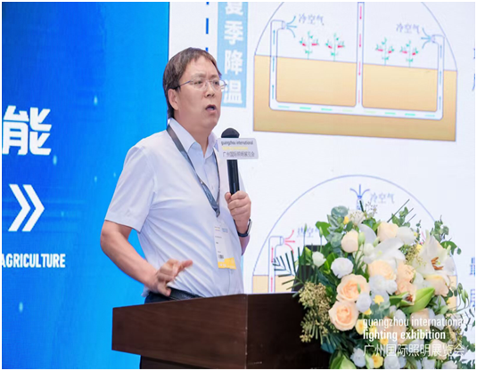 李建明教授主持并作报告.png