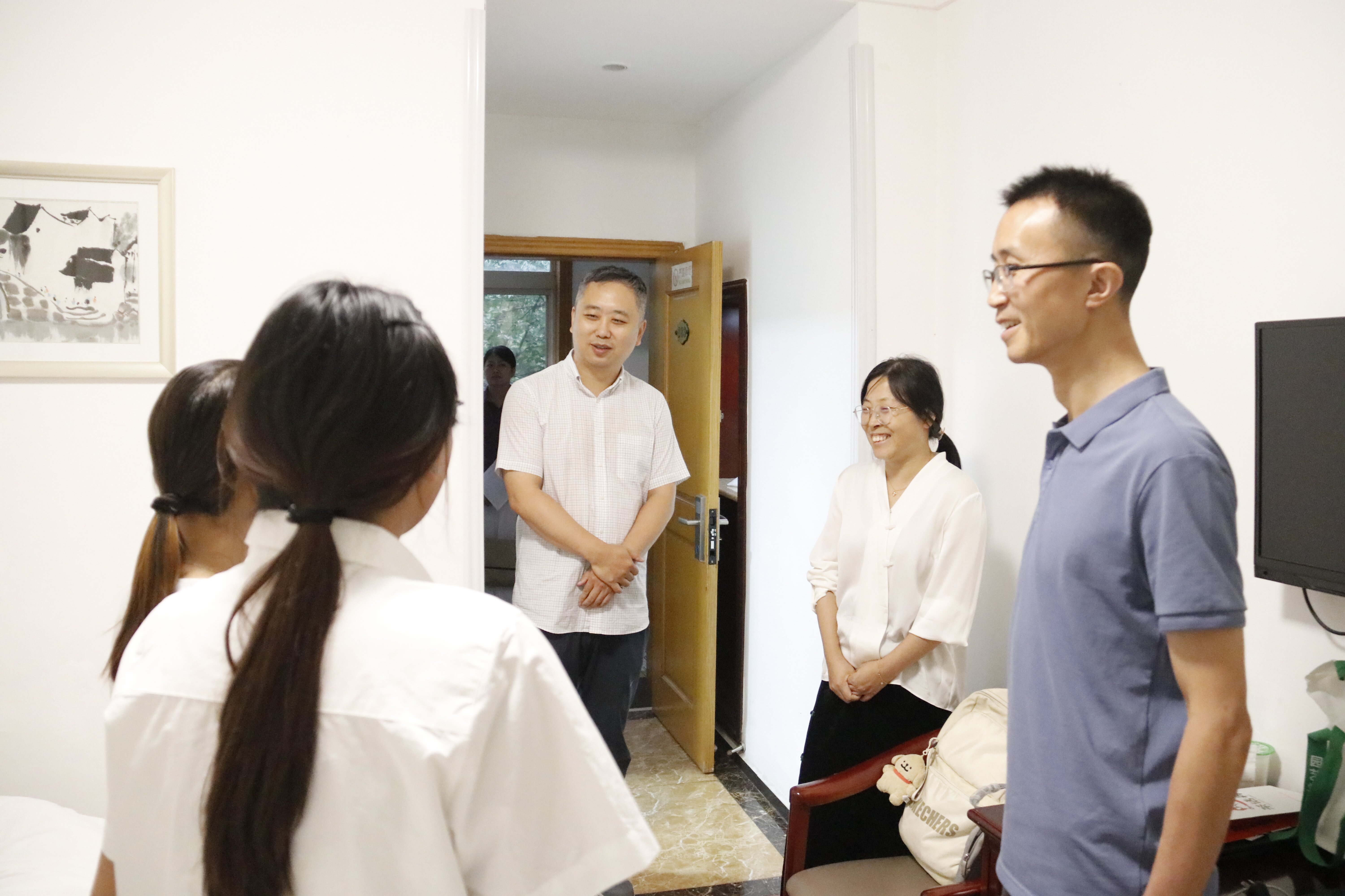 公司领导看望营员.JPG