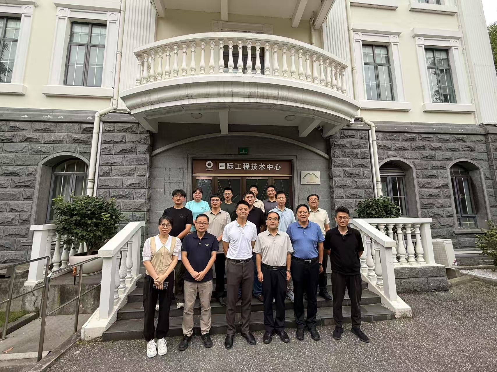与中国建材国际工程集团设施农业团队合影.jpg