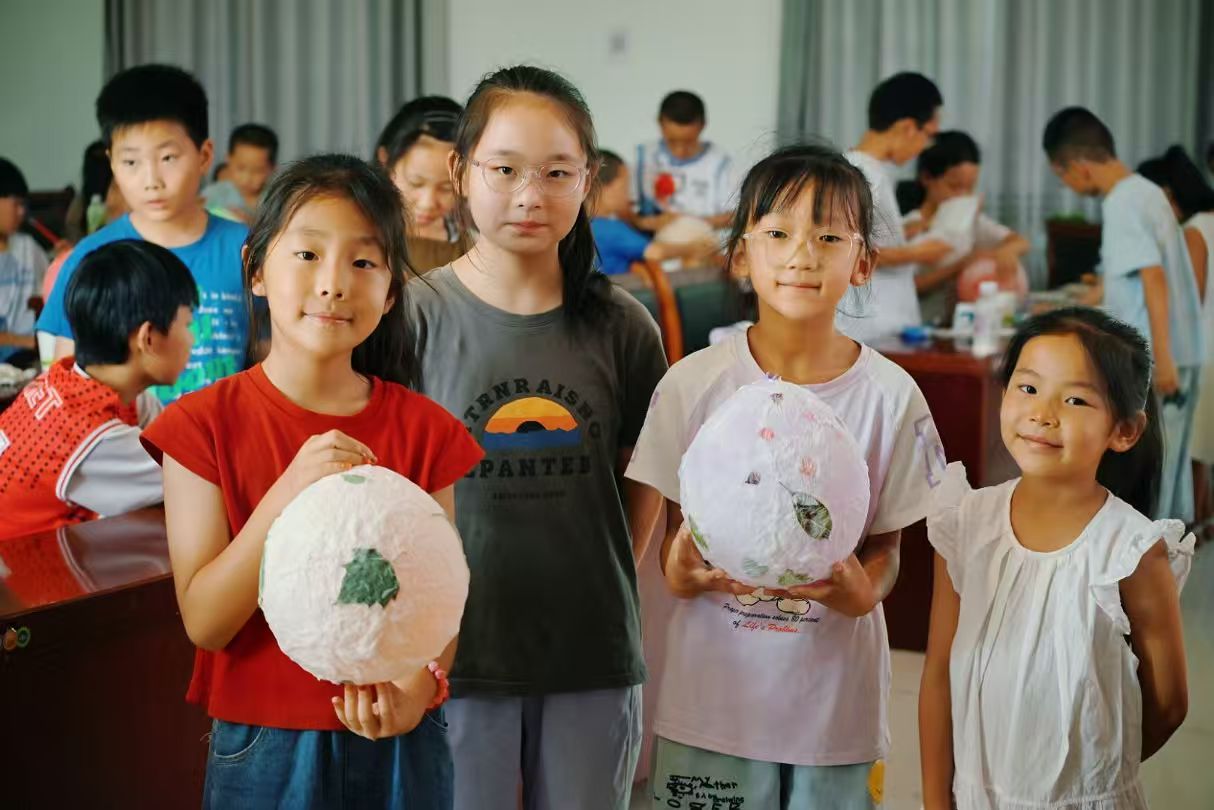 图三 孩子们与半成品合影(罗亦如供图).jpg
