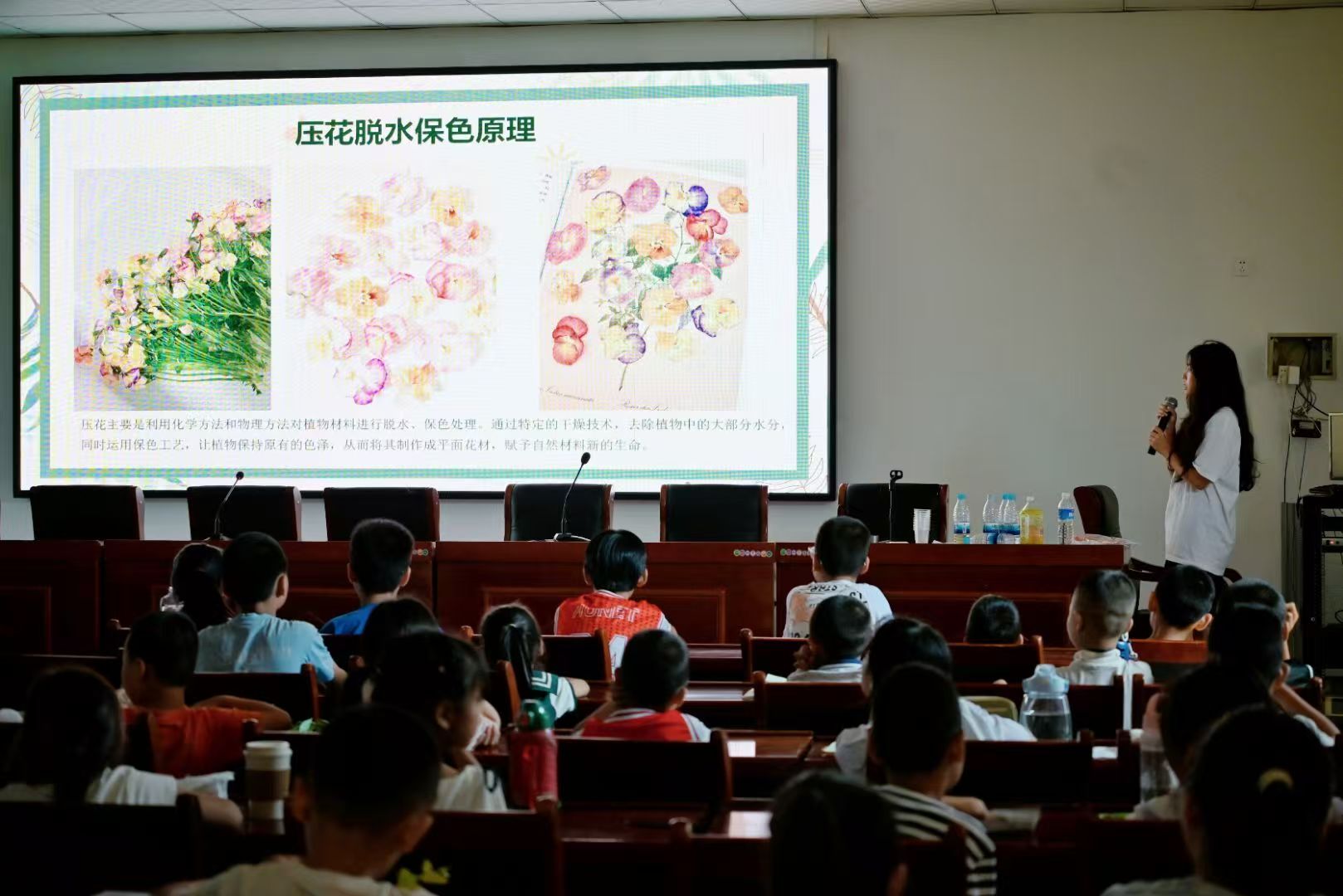 图一 支教老师给同学们介绍花草灯笼(罗亦如供图).jpg