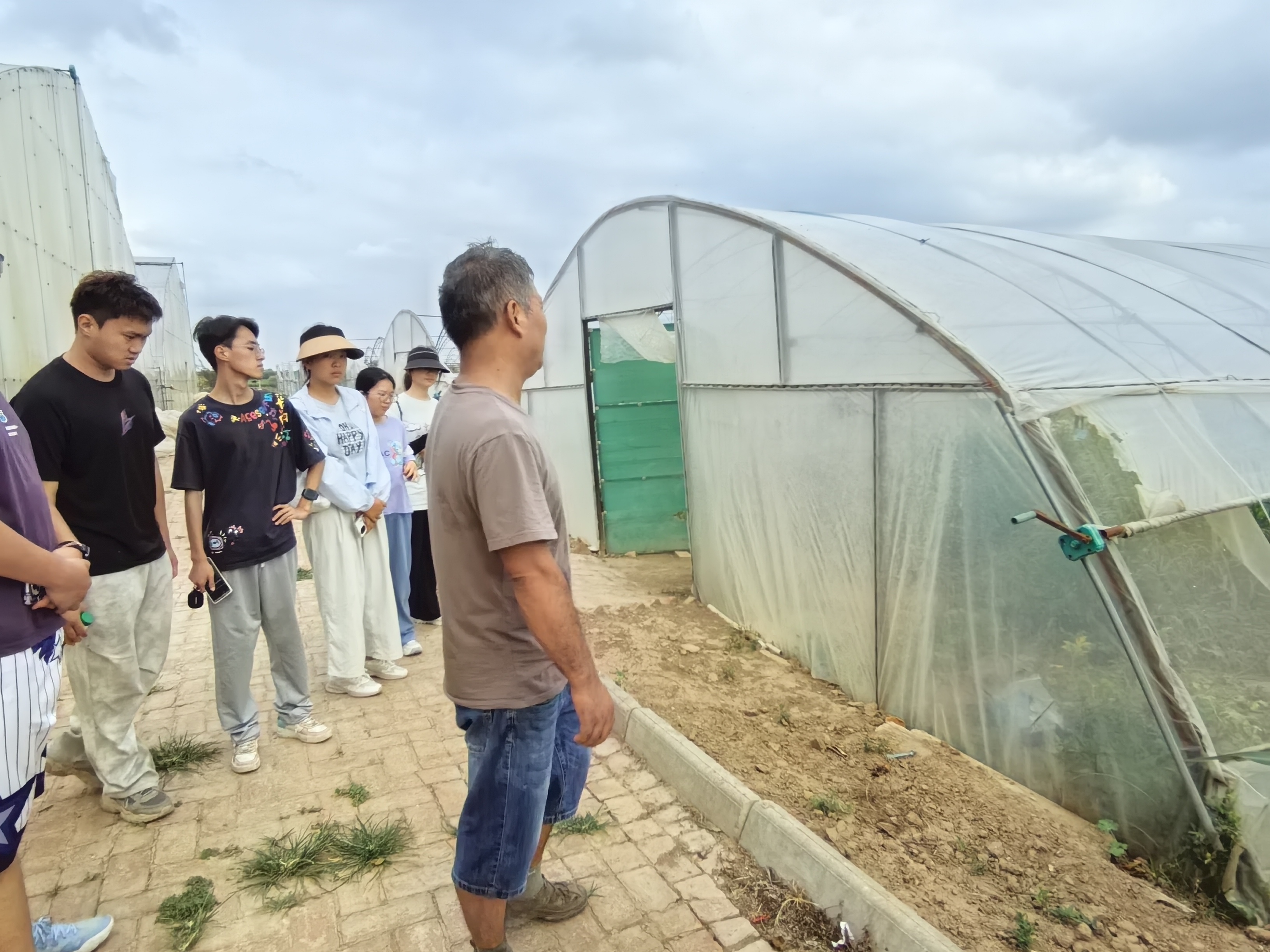 参观杨凌西瓜试验基地.jpg