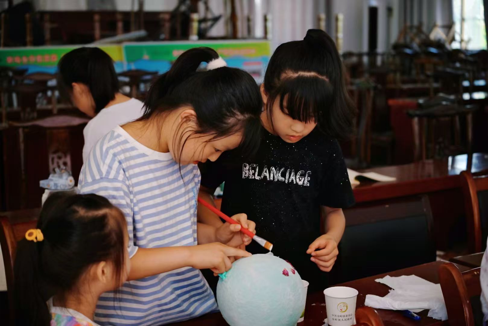 图二 孩子们分工制作花草灯笼(罗亦如供图).jpg