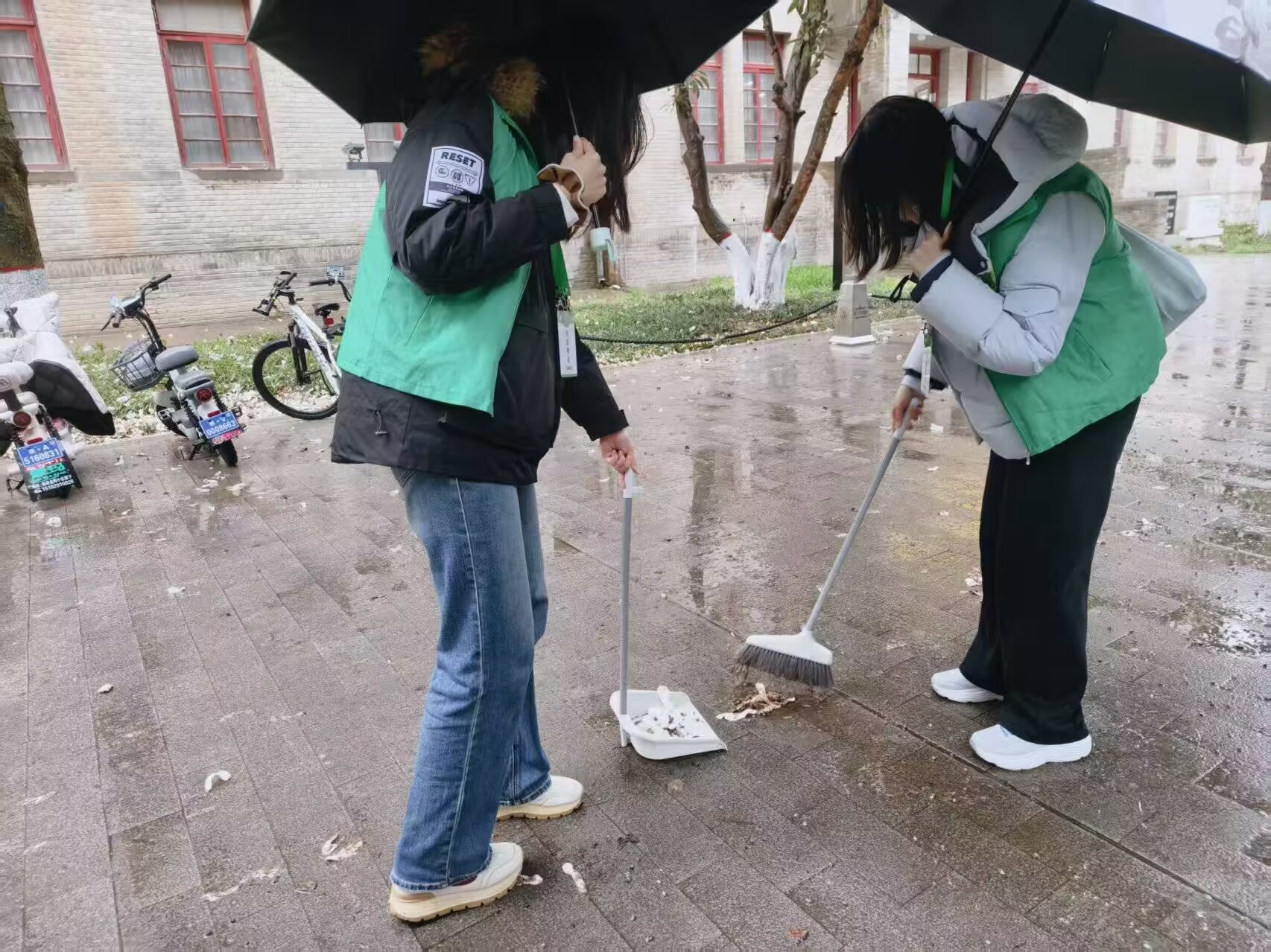 清扫三教周围.jpg