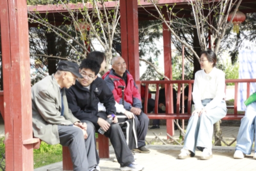 志愿者们与老人拉家常.jpg
