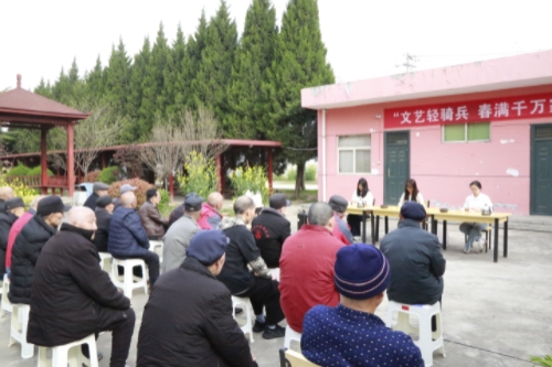 志愿者们进行茶艺表演.jpg