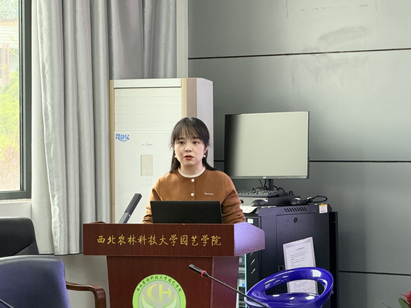张晶副教授做培训.jpg