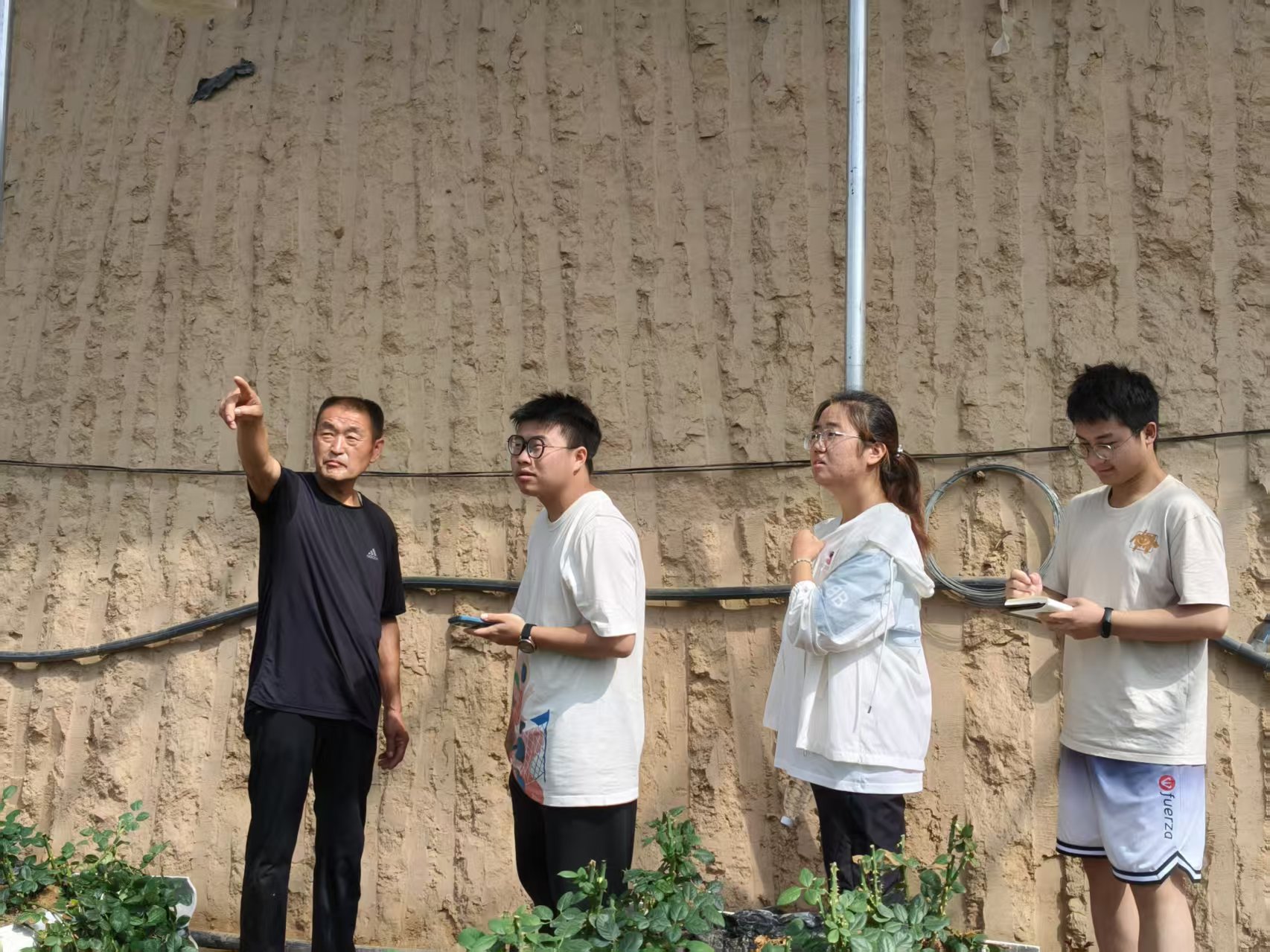 图三：企业生产负责人介绍棚内设备.jpg