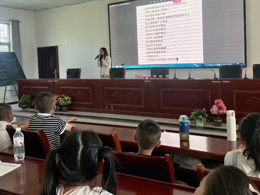 图3  支教团成员教孩子们唱（宋亦甜供图）.jpg