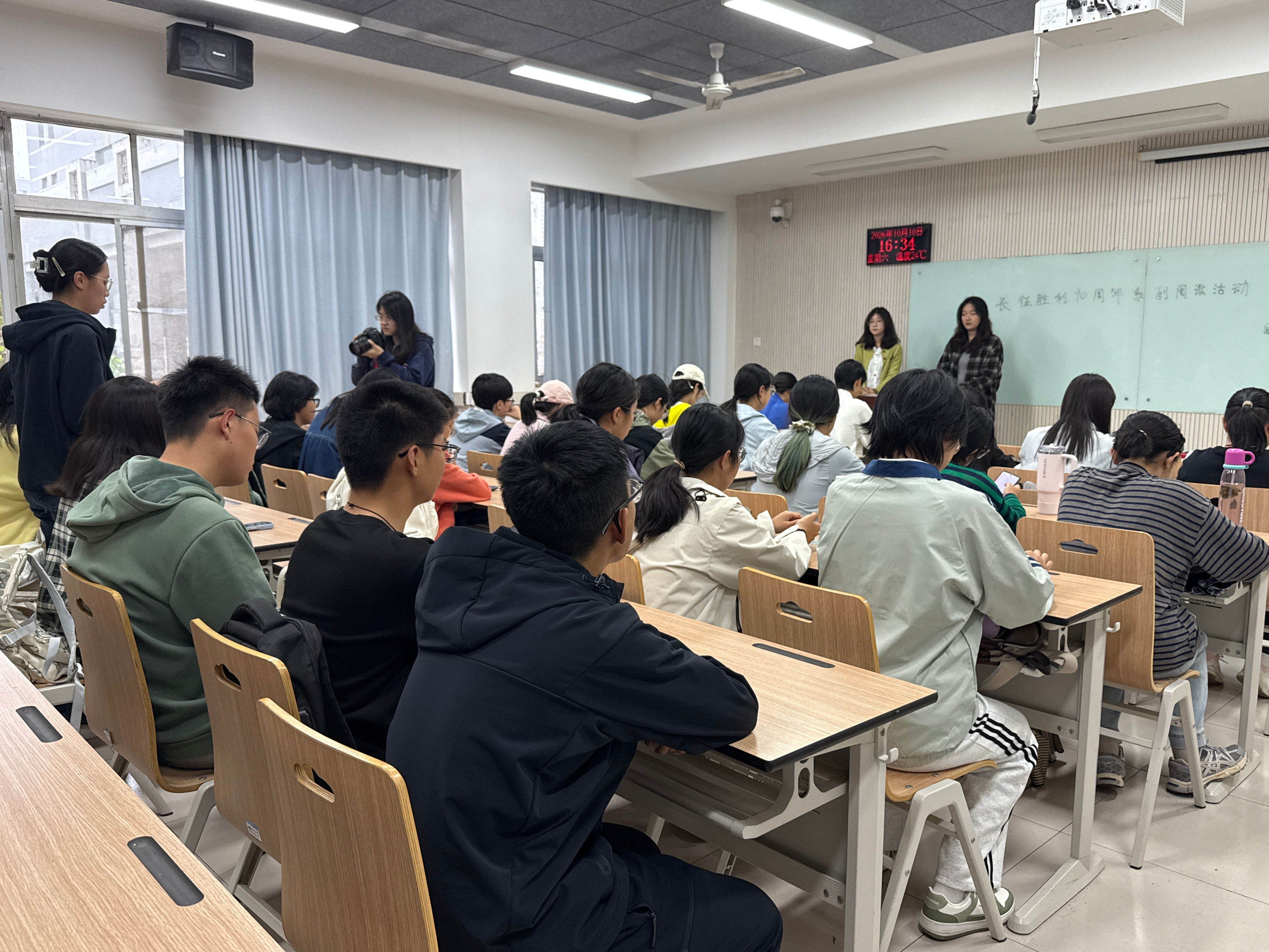 同学们阅读长征书籍并分享心得体会 原图.JPG