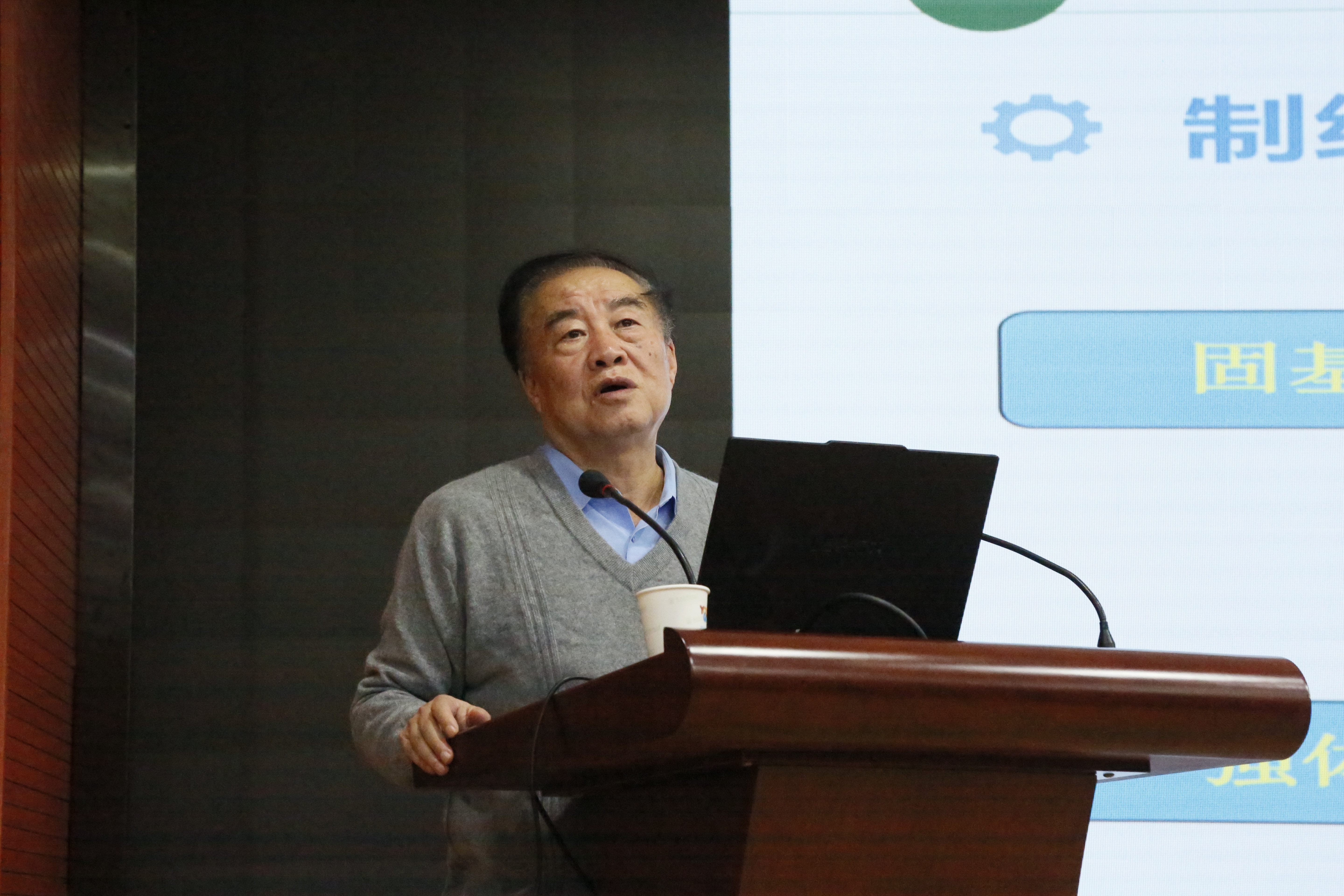 韩振海教授作报告(1).jpg