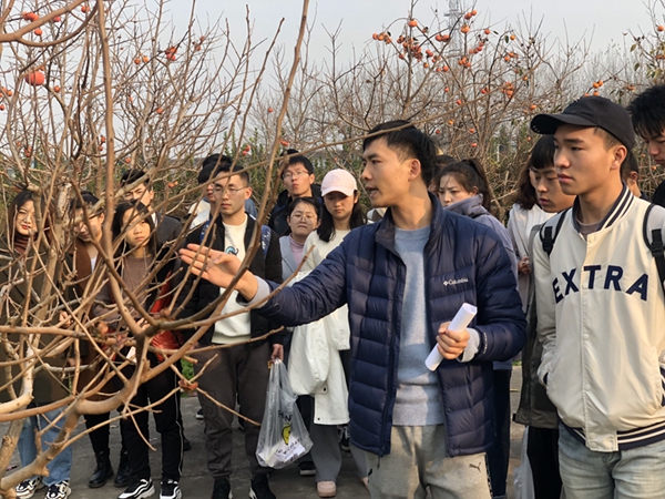 教师给同学们进行前期指导1.jpg