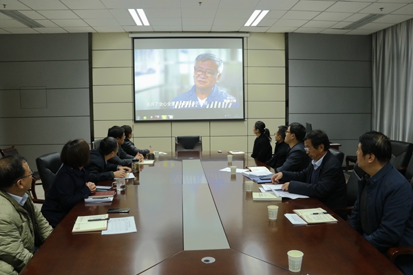 观看警示教育片.JPG