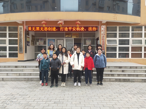 志愿者与孩子们的合影1.jpg