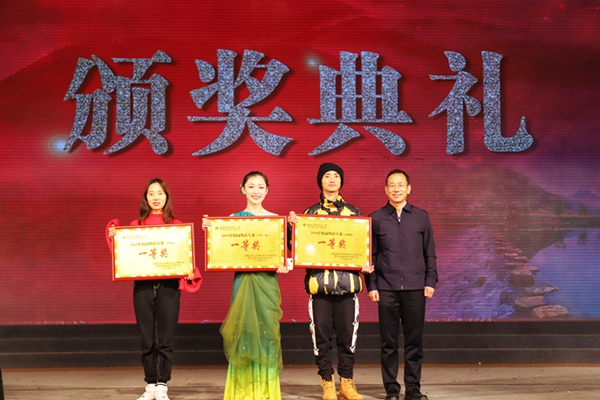 荣获群舞组一等奖2.jpg