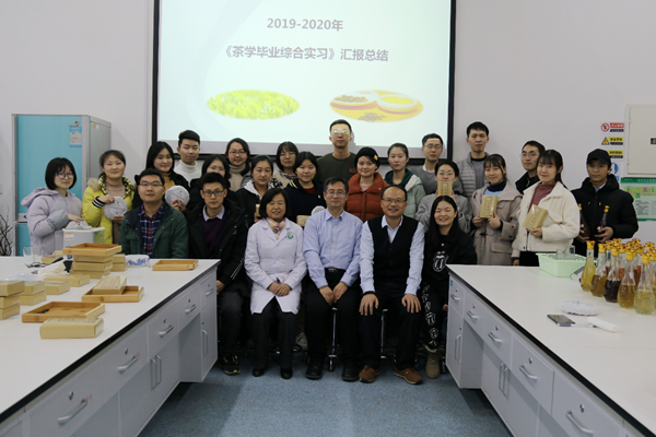 5a291ee519cc4b928a4e26d8e80420d6.png 实习员工与评委老师合影.png