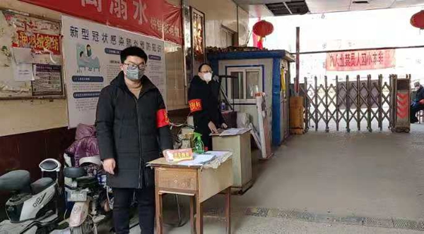 正在执行小区管控执勤工作的研究生党员史卜航.jpg