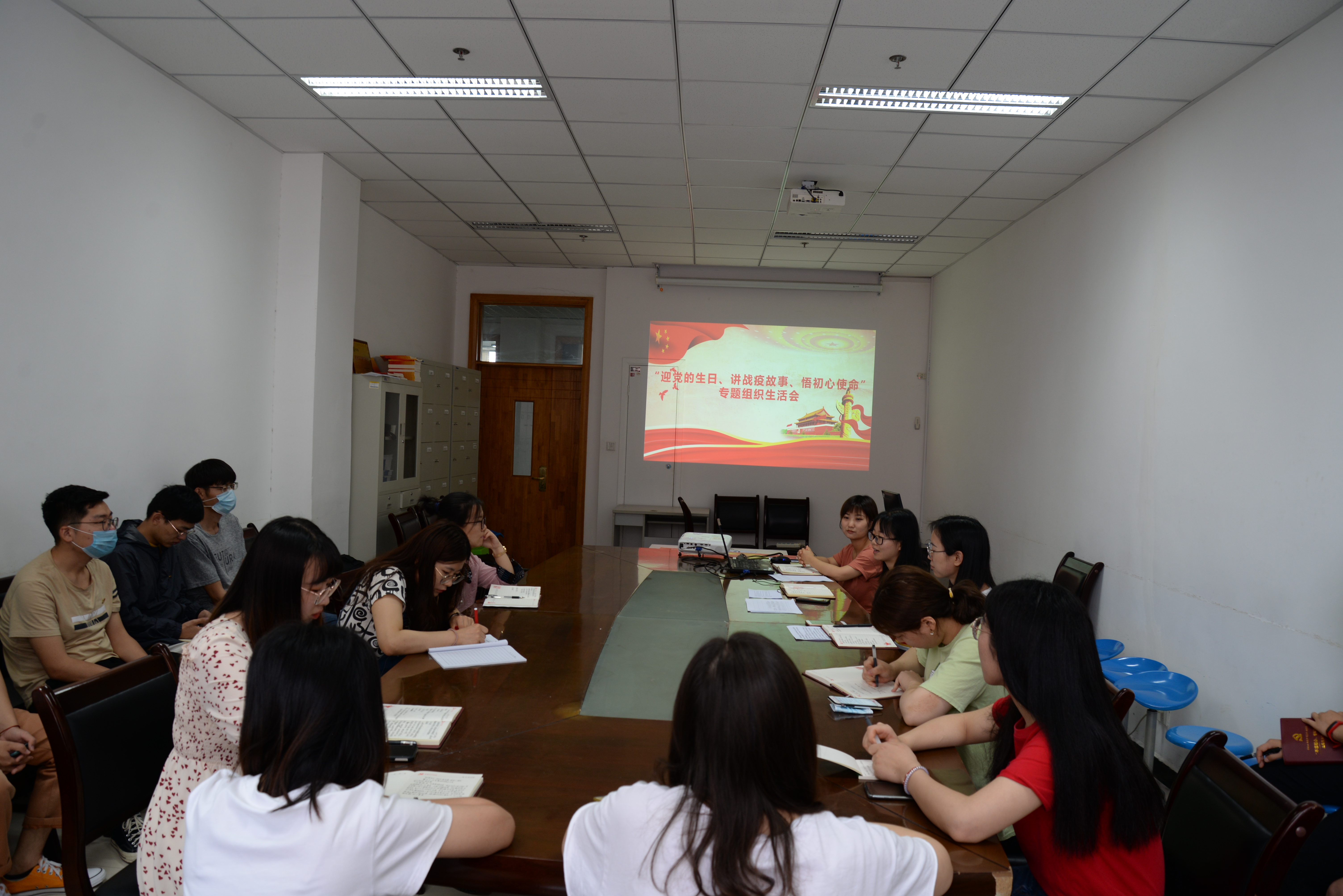 1506b15ff3734fe18a36e23105f66e42.jpg 与会党员分享战疫故事.JPG