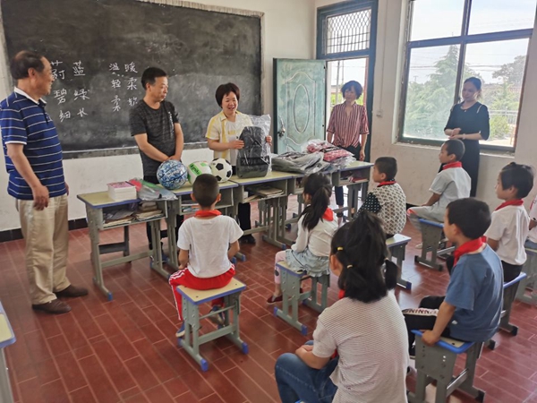 7e5af813bd2a4995827223015207ec43.jpg 李春梅副经理一行慰问雁村小学员工.jpg