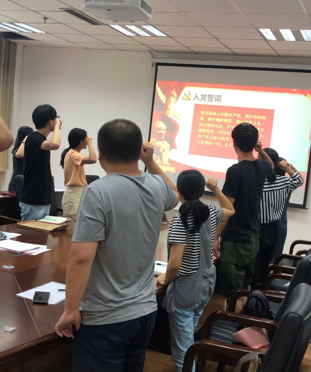 d28eba94b67e4bd49413d5672e82f43c.jpg 重温入党誓词.jpg