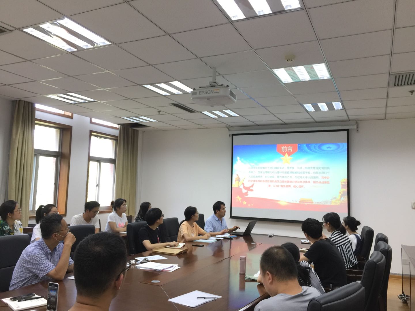 f26635fa184345f5ae37eb1fd00487b6.jpg 党支部书记李明军同志讲微党课.jpg