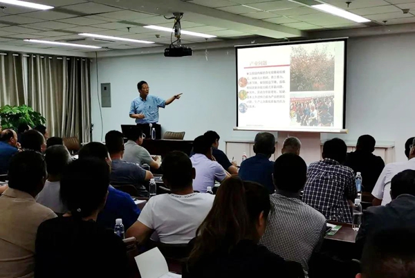 c2b998f9604042b0bfba80acc17694de.jpg 徐凌飞教授授课 (1).jpg