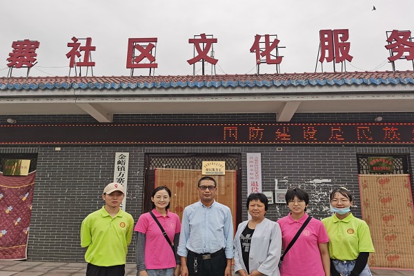 f61e5ca919424cd3a897abd667a856f3.jpg 队员们在方寨社区文化服务中心合影.jpg