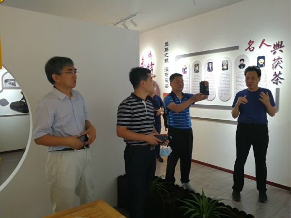 3ad55d376f6049e0ad4cb44690aacac6.jpg 张处长一行参观茯茶展览室.jpg