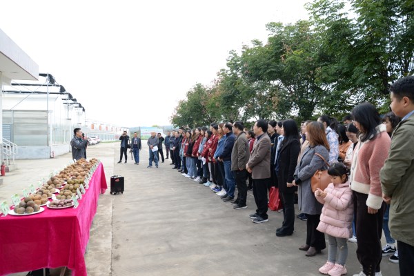 杨开宝副教授介绍试验站品种选育情况及猕猴桃产业发展形势.JPG