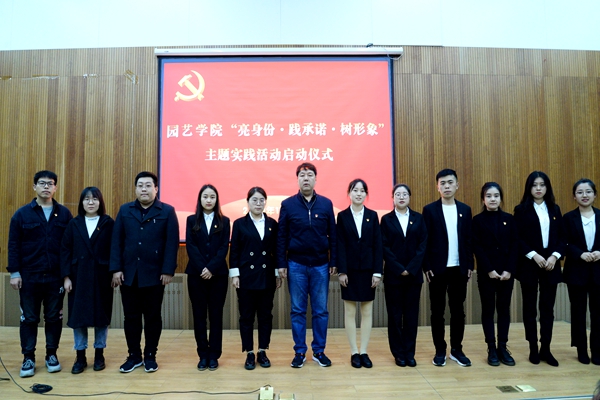 0938465262124569a0c00d6e211ba9fc.jpg 王国晖副书记为员工代表佩戴党徽.jpg