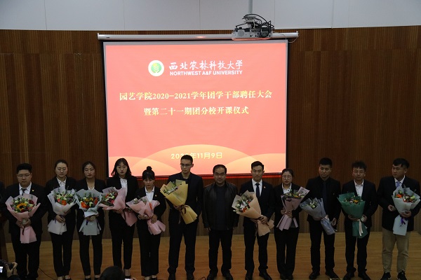 6e0cf305d117442cb031e97c401a46b3.jpg 冯邦书记与往届员工干部合影.JPG