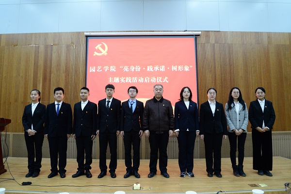 812c52b99b6e401d82842bbd26494e49.jpg 杨振超老师为员工代表佩戴党徽合影.jpg