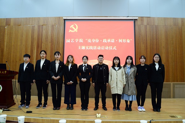9b82ad1e0c5a4f96916d9f831d3acff4.jpg 蔡雄春老师为员工代表佩戴党徽.jpg