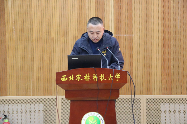 9f5a81c88307405bba9396b2ed548c5b.png 冯邦老师宣读公司文件.png