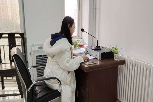 志愿者通过广播宣传宪法知识.jpg