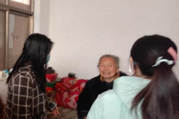 a850b9fd11284f1d9f88808414a87751.jpg 志愿者们与老奶奶聊天.jpg