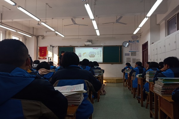 同学们认真了解西农.jpg