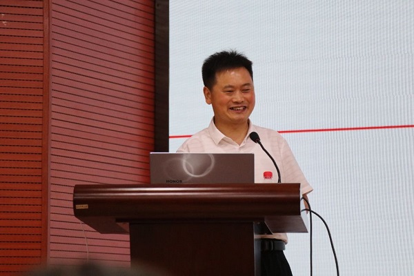 20798d5f5f3643d1b9352ebe65037afe.jpg 程运江教授讲话.jpg