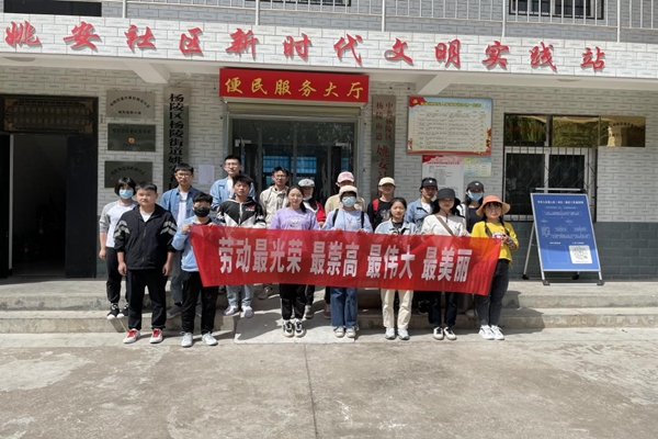 ead76b73546d4716995a12d42a282ac8.jpg 合影1.jpg