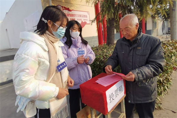 村民行使自己的选举.jpg