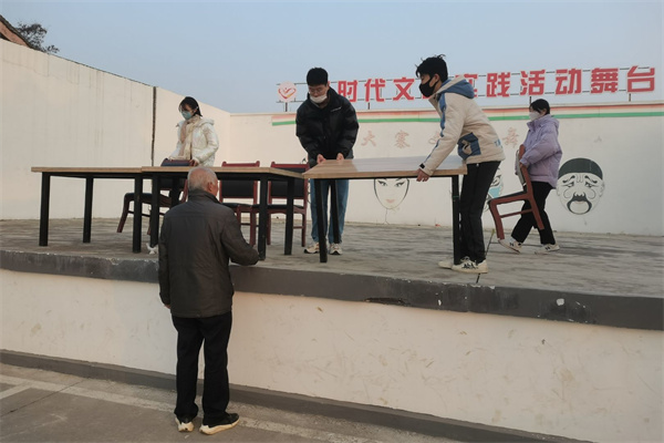 志愿者帮忙布置会场.jpg