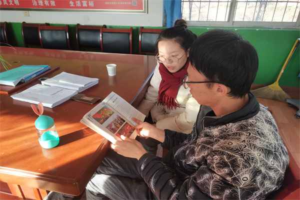 c6a9965f9bef4dc6b0b8a274effe64e0.jpg 和村干部了解村情.jpg