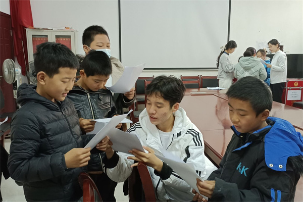 210a0494c4264b60ad5a4f4414444e11.jpg 图为社区员工分小组学习朗诵(1)_edit_185306226839431.jpg